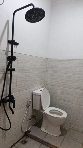 Bathroom 5, Collection O near Cihampelas Walk formerly De Parleys Rooms, Bandung