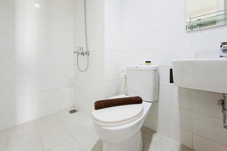 Bathroom 2, Comfy and Functional Studio at Apartment Tuscany Residence By Travelio, Tangerang Selatan