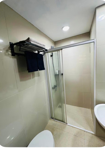 Bathroom, Atria Residences Gading Serpong with 55 inch TV by Alvino Fuji, Tangerang