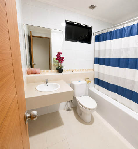 Bathroom 5, Hampton’s Park Pondok Indah with Spacious living room, South Jakarta