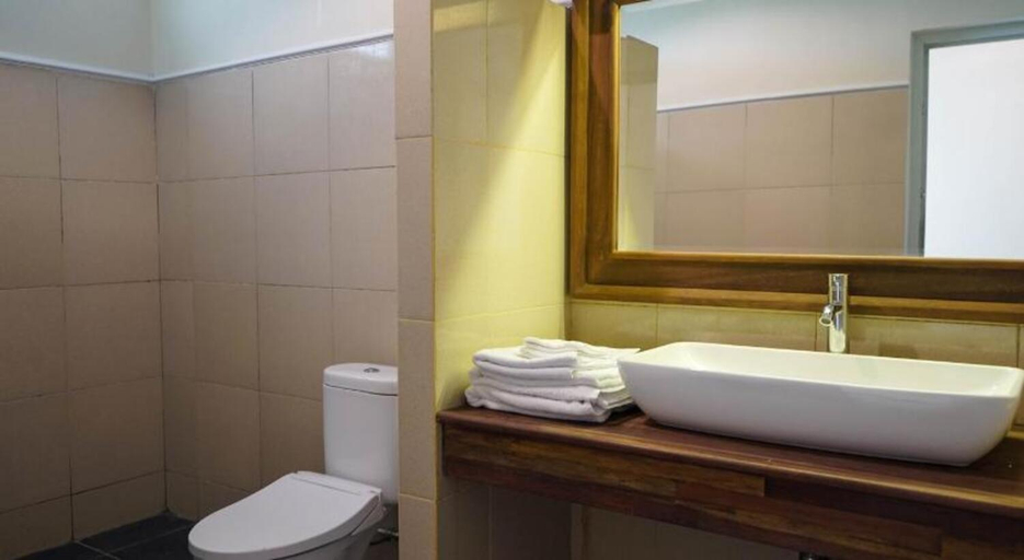 Bathroom 5, Cozzy Seaview Beach Resort, Jepara