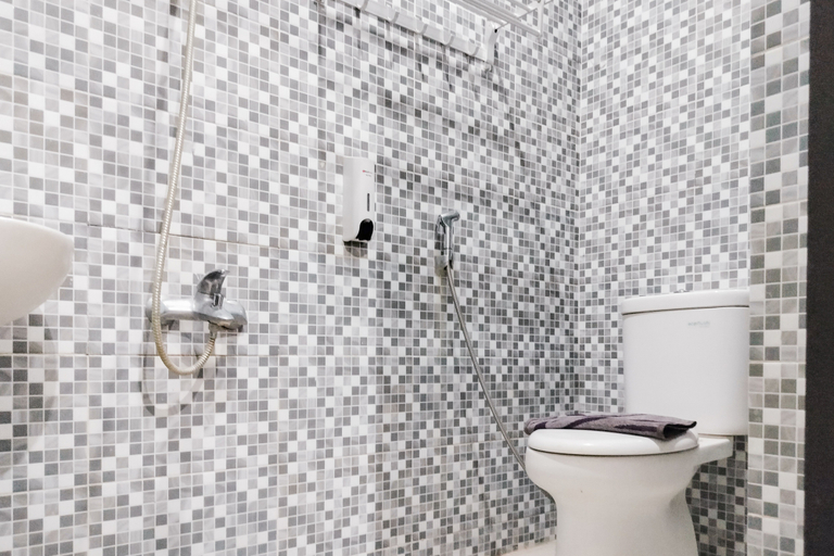 Bathroom 4, RedDoorz @ Jalan Perintis Kemerdekaan Makassar, Makassar