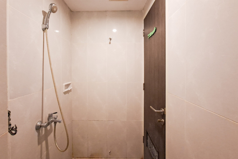 Bathroom 5, Comfortable and Modern Studio Room at Serpong Garden Apartment By Travelio, Tangerang