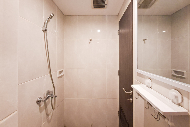 Bathroom 2, Comfortable Studio at Apartment Serpong Garden By Travelio, Tangerang