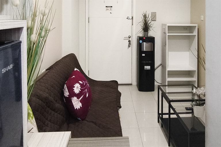 Living Room 2, Practical Living in 1BR Room at Apartment Parahyangan Residence By Travelio, Bandung