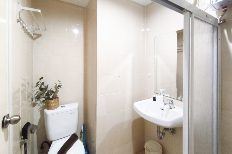 Bathroom 3, Practical Living in 1BR Room at Apartment Parahyangan Residence By Travelio, Bandung