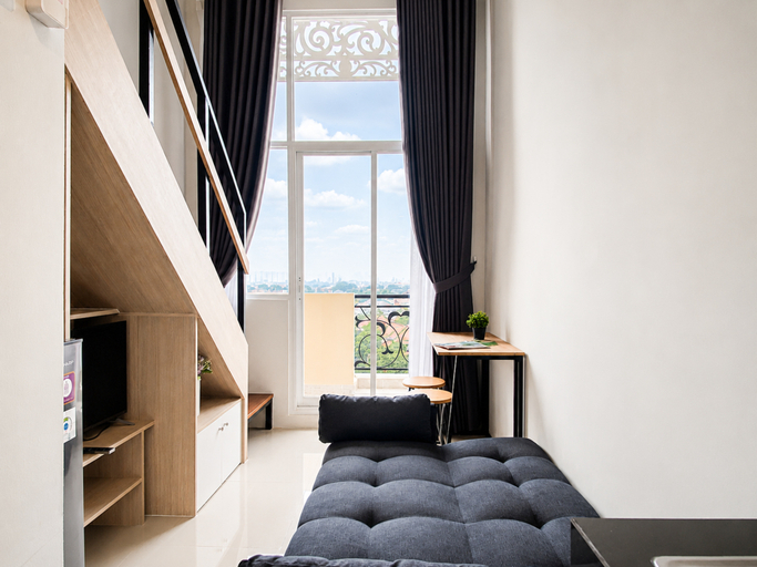 Living Room 5, Urban Cozy Loft Studio at Apartment Apple 3 Condovilla By Travelio, South Jakarta