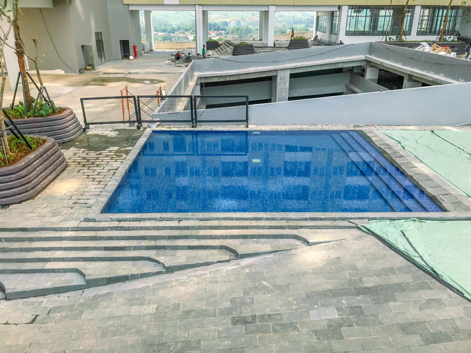 Swimming Pool 2, Modern Style 1BR Apartment at Royal Sentul Park By Travelio, Bogor