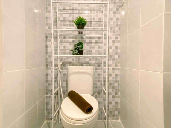 Bathroom 4, Stylish Bright Studio Apartment Tokyo Riverside (No Kitchen) By Travelio, Tangerang