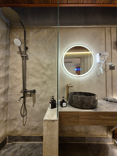 Bathroom 5, New Golden Clouds - Non Smoking Homestay Cirebon, Cirebon