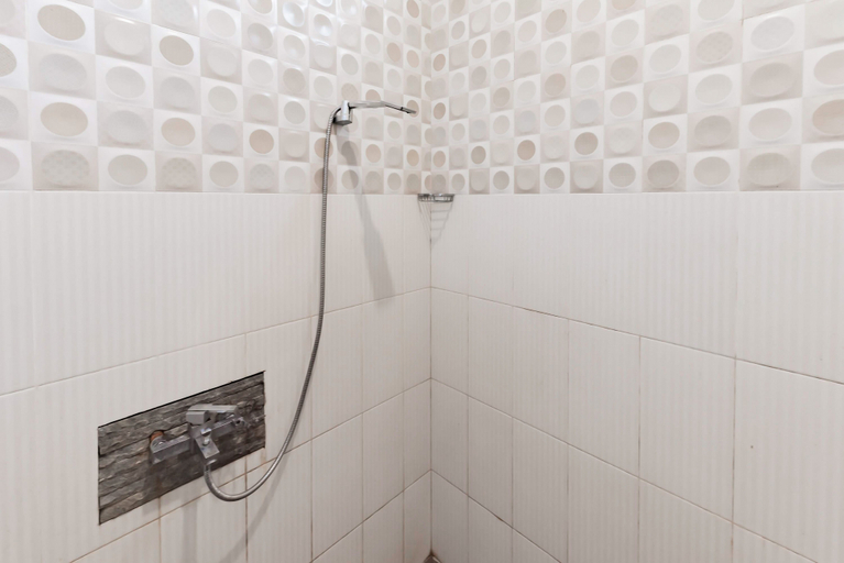 Bathroom 3, RedDoorz near GOR Sempaja Samarinda, Samarinda