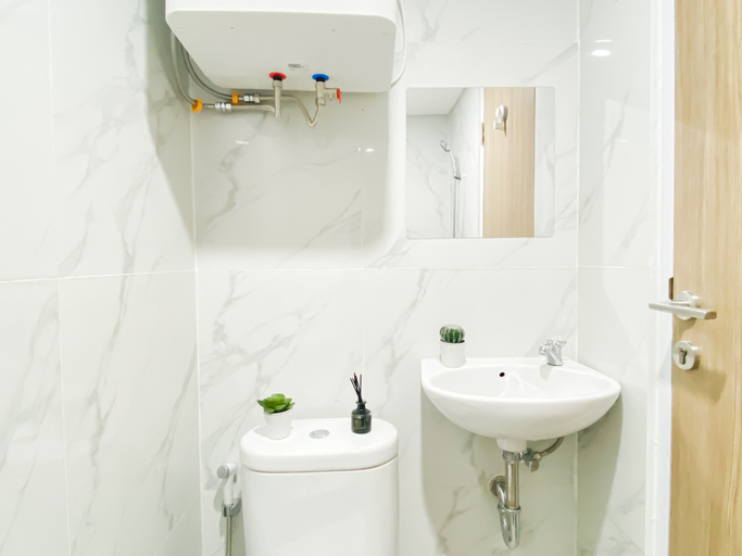 Bathroom 4, Practical Studio Loft at Apartment Apple 3 Condovilla by Travelio, South Jakarta