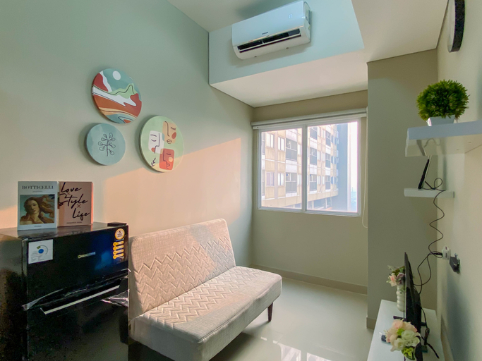 Living Room 4, Cozy and Trendy 1BR at Apartment Royal Sentul Park By Travelio, Bogor
