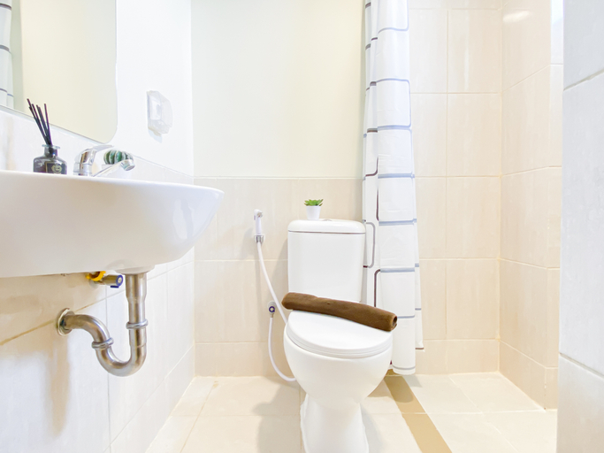 Bathroom 2, Bright and Homey 2BR Apartment Meikarta District 2 By Travelio, Cikarang