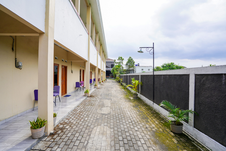Exterior & Views 2, RedDoorz near Padang Golf Adisucipto, Sleman