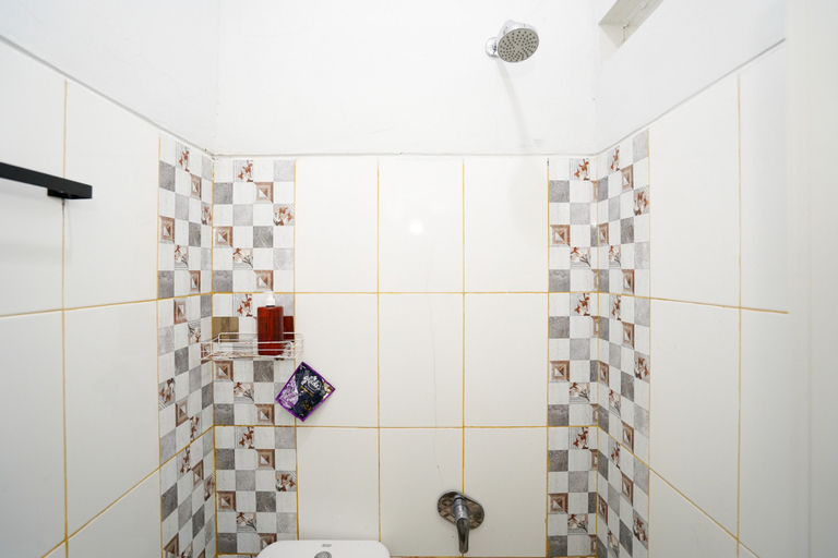 Bathroom 3, RedDoorz near Padang Golf Adisucipto, Sleman