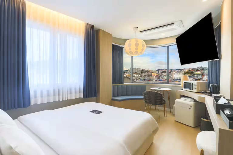 Bedroom 3, Tongyeong De'Lamour Hotel, Tongyeong