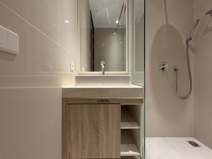 Bathroom 5, Luxe Elegant 2BR at Apartment The Rosebay By Travelio, Surabaya