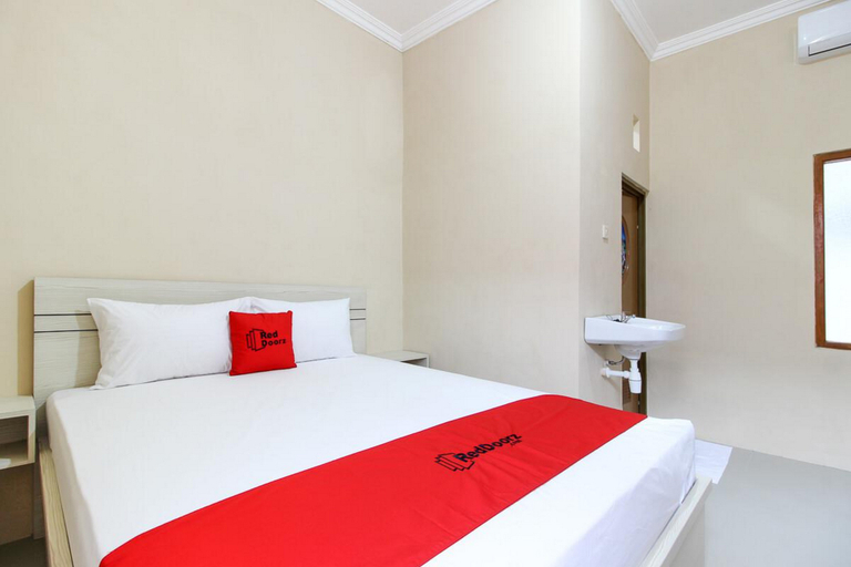 Bedroom 5, RedDoorz near Sheikh Zayed Surakarta, Solo