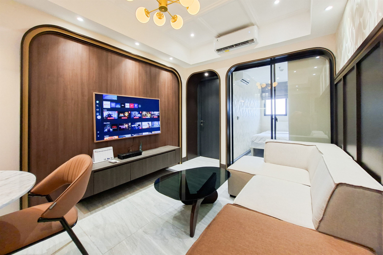 Living Room 2, Good Deal and Modern 2BR Apartment Collins Boulevard By Travelio, Tangerang