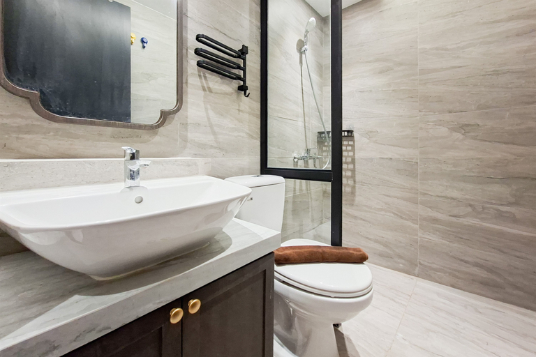 Bathroom 5, Good Deal and Modern 2BR Apartment Collins Boulevard By Travelio, Tangerang
