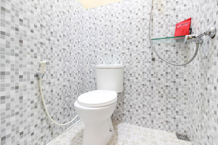 Bathroom 2, RedDoorz near Sheikh Zayed Surakarta, Solo