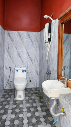Bathroom 2, Kampot Breeze Hostel, Kampot