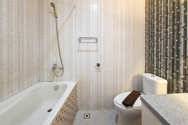 Bathroom 2, Comfortable 3BR Apartment at Great Western By Travelio, Tangerang