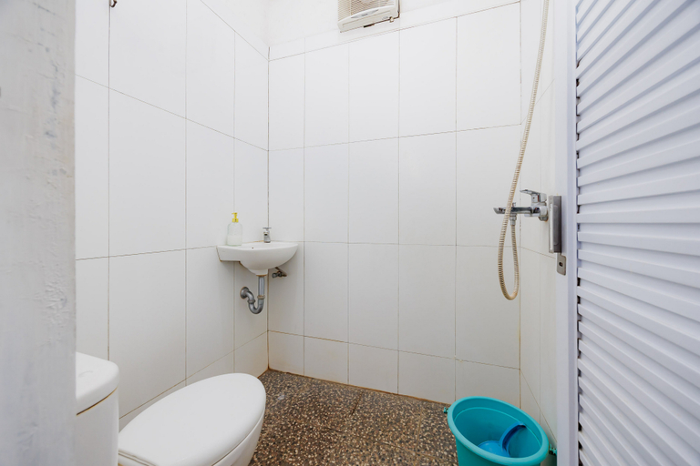 Bathroom, RedDoorz Syariah near UMS Solo - RSO Soeharso, Sukoharjo