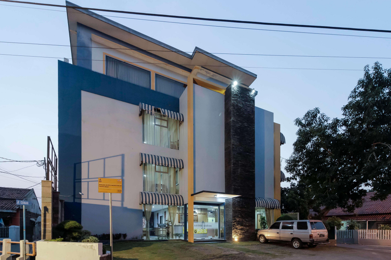 Exterior & Views, RedDoorz Plus @ Tuparev Cirebon, Cirebon