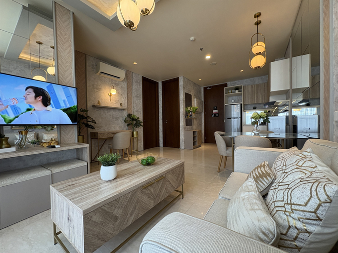 Living Room 2, Luxe Elegant 2BR at Apartment The Rosebay By Travelio, Surabaya
