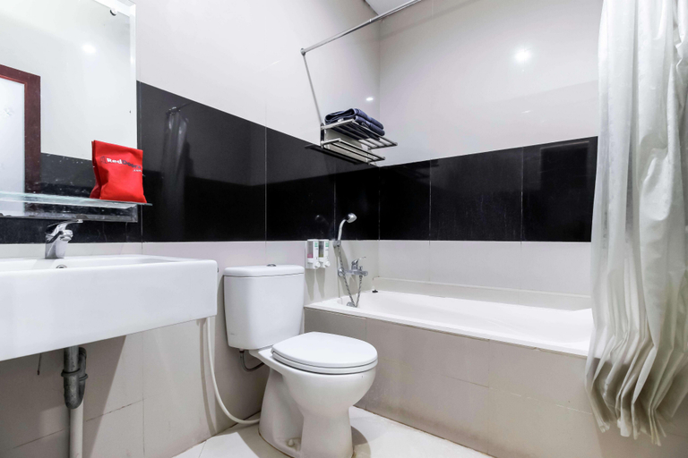 Bathroom 3, RedDoorz Plus @ Tuparev Cirebon, Cirebon