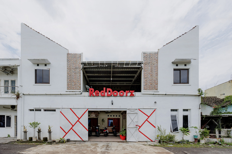 Exterior & Views 2, RedDoorz Syariah near UMS Solo - RSO Soeharso, Sukoharjo