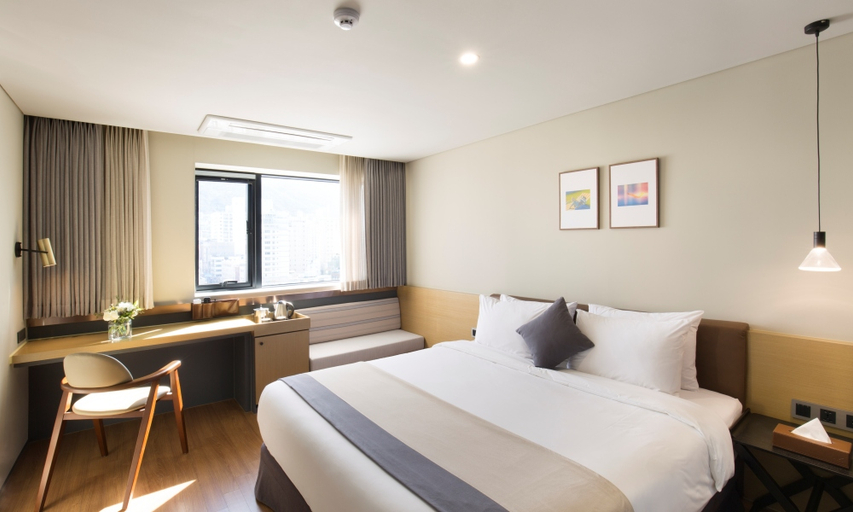 Bedroom 3, Bay Hound Hotel, Yeongdo