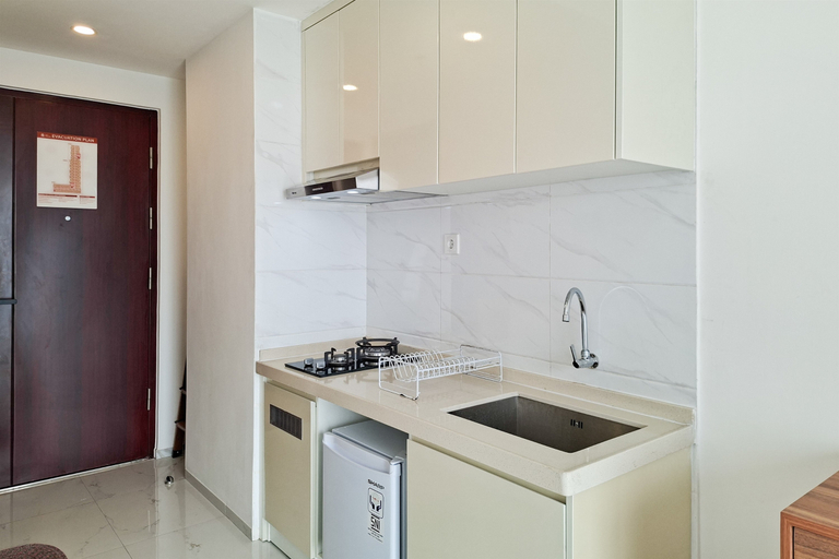 Others 2, Cozy Strategic Studio Room at Apartment Sky House BSD By Travelio, South Tangerang