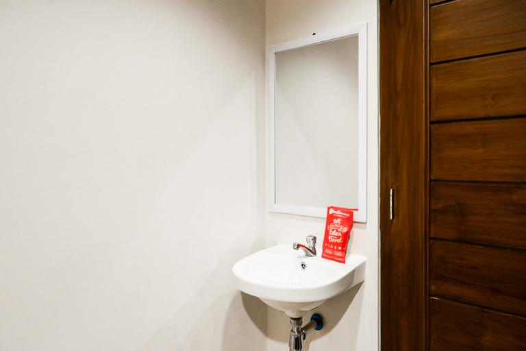 Bathroom 3, RedDoorz near Sleman City Hall 2, Sleman
