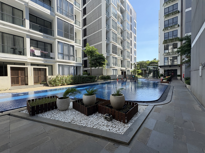 Swimming Pool 4, Luxe Elegant 2BR at Apartment The Rosebay By Travelio, Surabaya