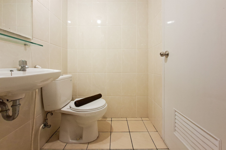 Bathroom 4, Warm 1BR with Pool View at Apartment M-Town Residence By Travelio, Tangerang