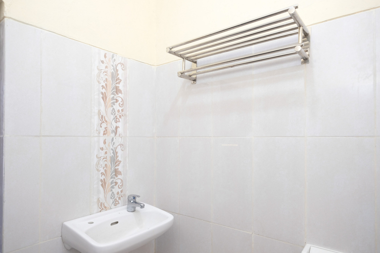 Bathroom 2, Urbanview Hotel Ling near Jawa Timur Park 2, Malang