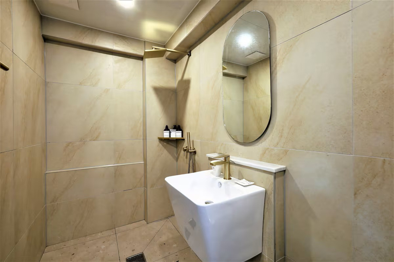 Bathroom 5, Tongyeong De'Lamour Hotel, Tongyeong