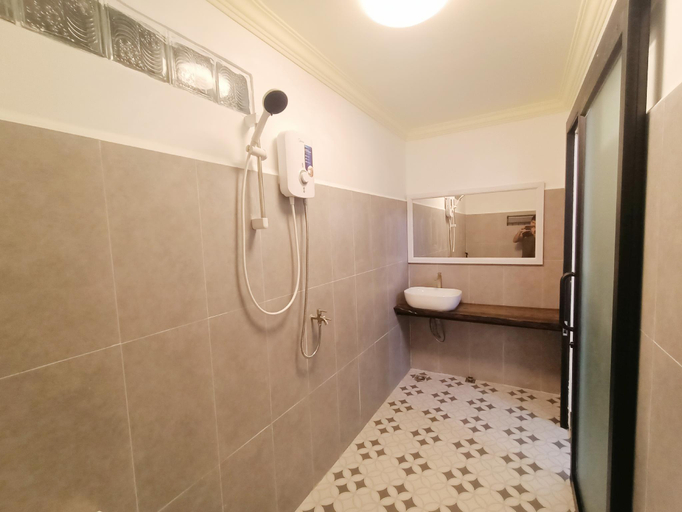 Bathroom 4, Blue Zone Hostel, Sihanoukville