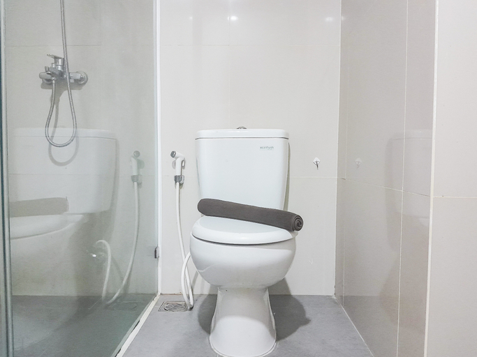 Bathroom 2, Relaxing Studio at Apartment Tamansari Skylounge Balikpapan By Travelio, Balikpapan
