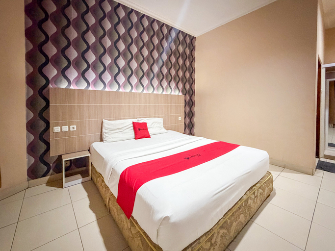 Bedroom 2, RedDoorz @ Hotel Charvita Kupang, Kupang