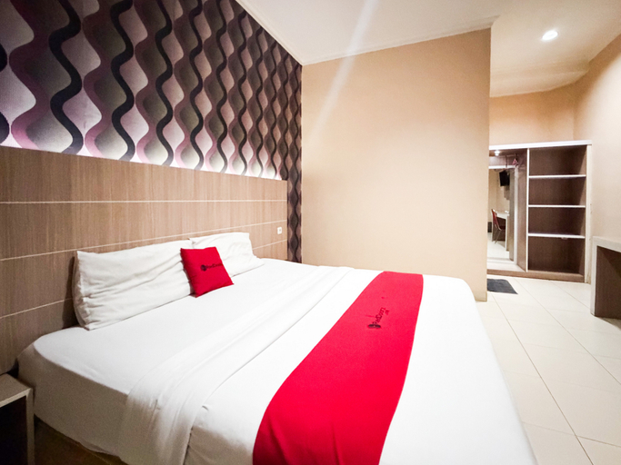 Bedroom 3, RedDoorz @ Hotel Charvita Kupang, Kupang