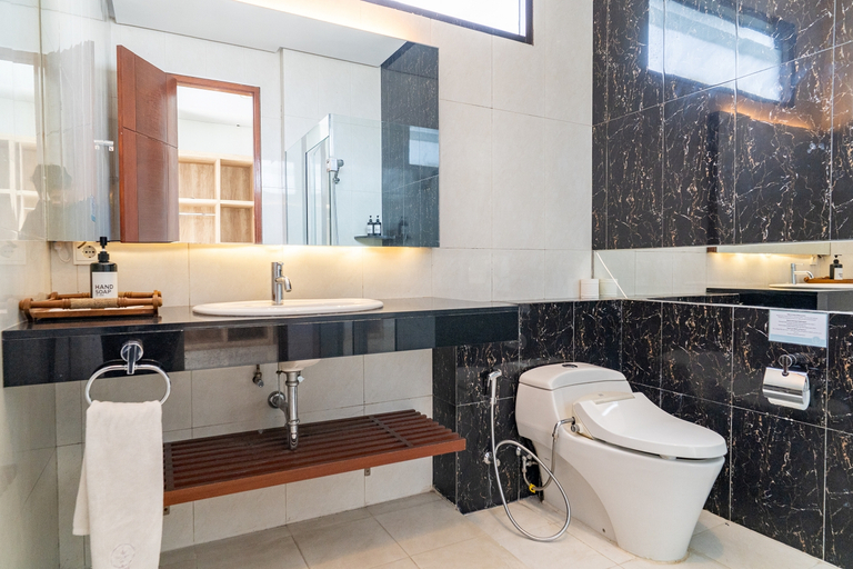 Bathroom 4, Harmony Hilltop City View Villa 4 Bedrooms With a Private Heated Swimming Pool and a Billiard Table, Bandung