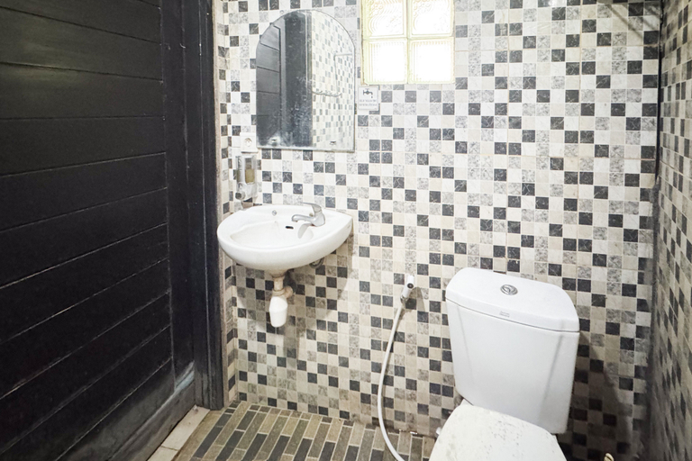 Bathroom 3, RedDoorz @ Putri Inn Homestay Sanur, Denpasar
