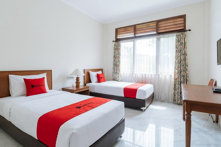 Bedroom 4, RedDoorz @ Rudian Hotel by Oasis Cisarua, Bogor