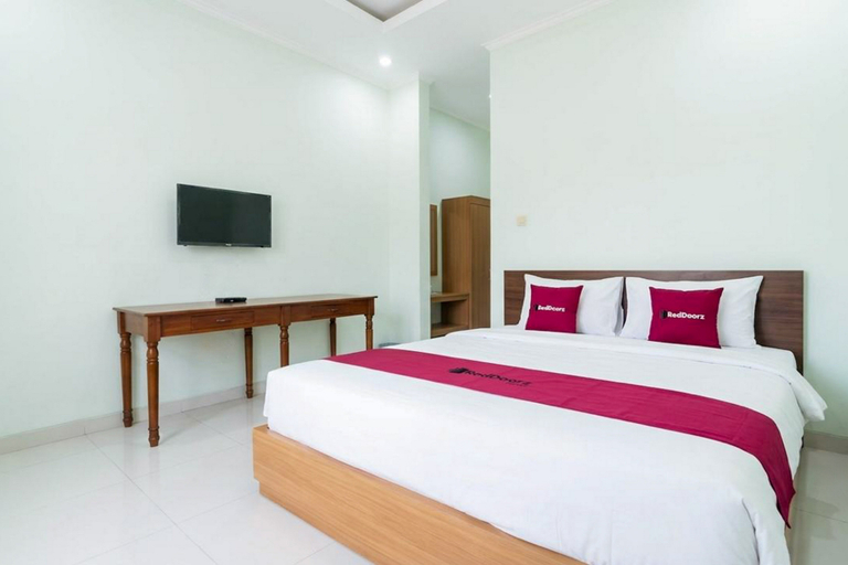 Bedroom 2, RedDoorz @ Rudian Hotel by Oasis Cisarua, Bogor