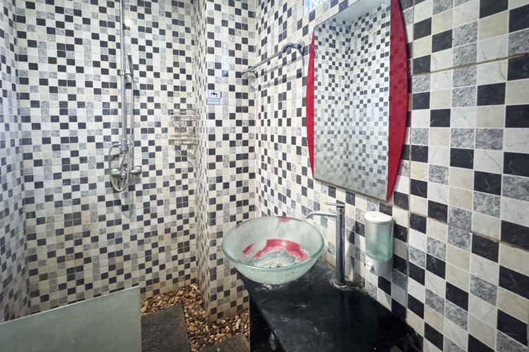 Bathroom 5, RedDoorz @ Putri Inn Homestay Sanur, Denpasar