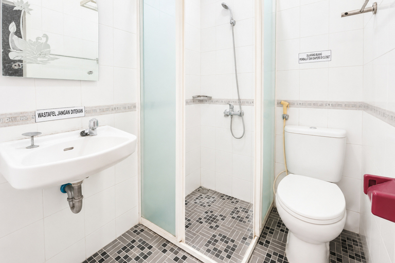 Bathroom 4, Urbanview Hotel RDN Oasis Cisarua by RedDoorz, Bogor